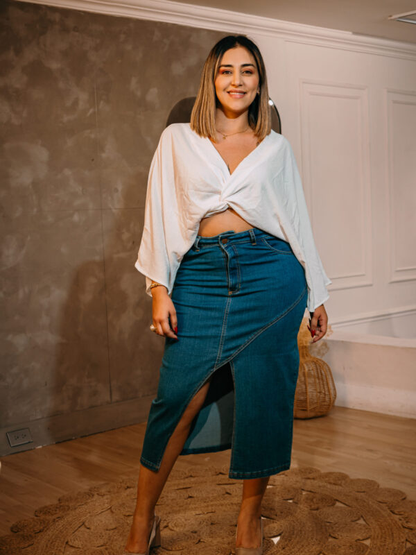 Falda denim con abertura delantera para mujer curvy