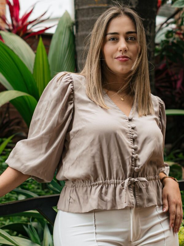 Blusa elegante con manga globo para mujer curvy