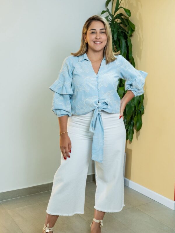 Blusa de lino celeste con moño para mujer curvy