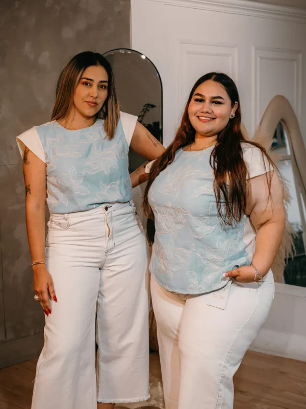 Blusa de lino celeste para mujer curvy