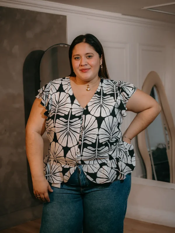 Blusa estampada con mangas de golas para mujer curvy